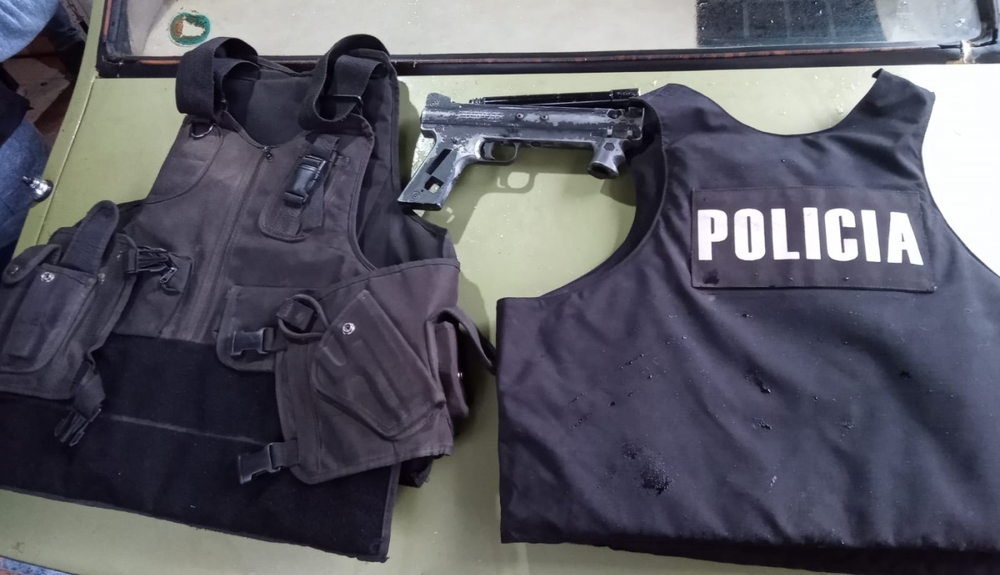 Drogas, armas e indumentaria policial: el saldo de múltiples allanamientos por robos a viviendas en Rosario | Rosario y la región