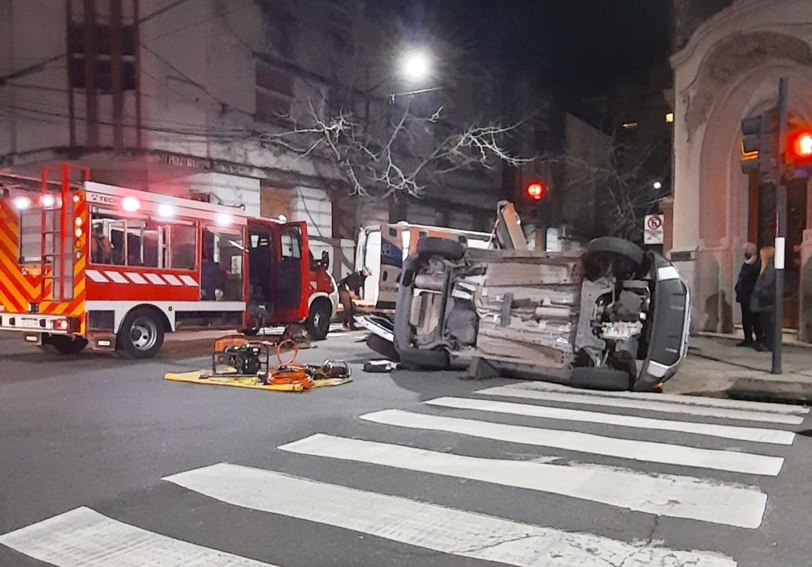 Impresionante choque y vuelco en España y Tucumán | Rosario y la región