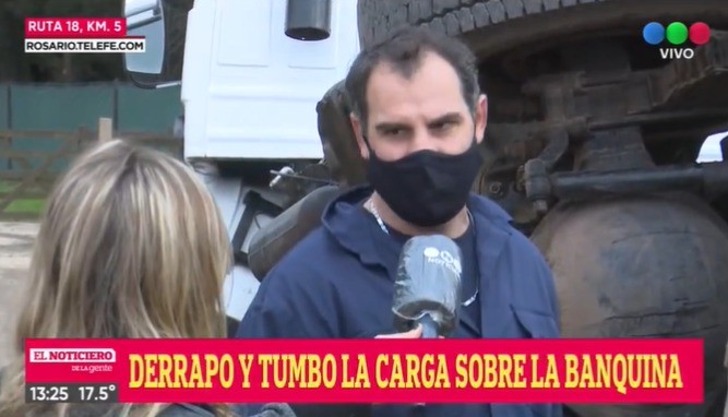 Un camión derrapó y tumbó la carga sobre la banquina | Rosario y la región