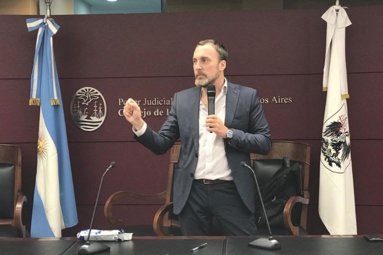 Ordenan a un banco que suspenda el cobro de un crédito obtenido mediante una estafa | Tecnología