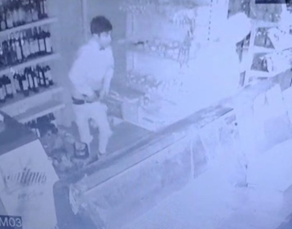 Adolescentes ingresaron a un autoservicio de Ruta 9 y robaron alcohol y cigarrillos | Rosario y la región