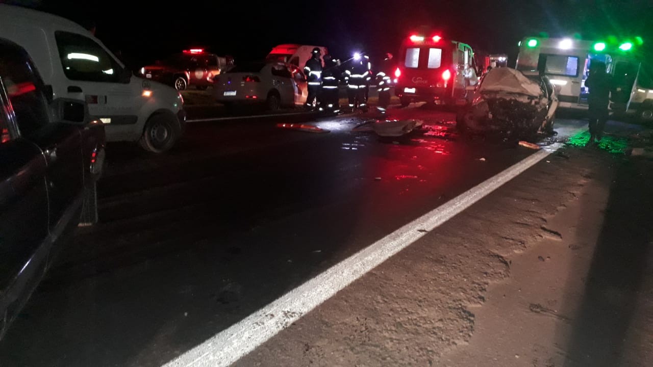 Tragedia en autopista: choque frontal de dos autos con víctimas fatales | Rosario y la región