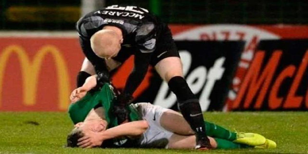 Un arquero noqueó a su compañero de una trompada por culparlo del gol rival y el video se viralizó en las redes | Deportes