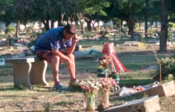 El papá que escucha los partidos de San Martín de Tucumán junto a la tumba de su hijo | Deportes