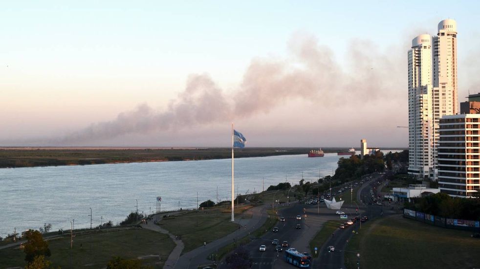 Un equipo interprovincial trabaja en las islas para apagar focos de incendio | Rosario y la región