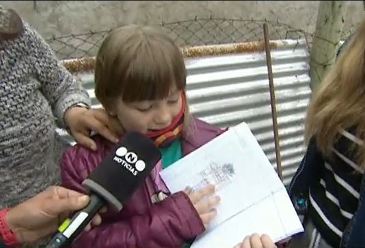 Selena, de 9 años, vende sus dibujos para reconstruir su casa: un incendio dejó a su familia en la calle | Información General