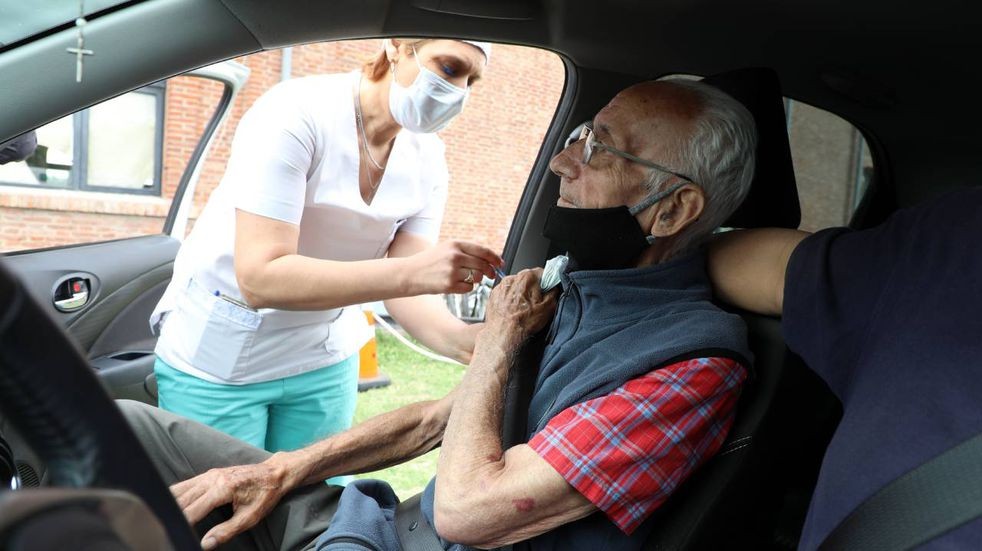 Vacuna COVID-19 en Santa Fe: ya colocan dosis de refuerzo a mayores de 70 | Rosario y la región