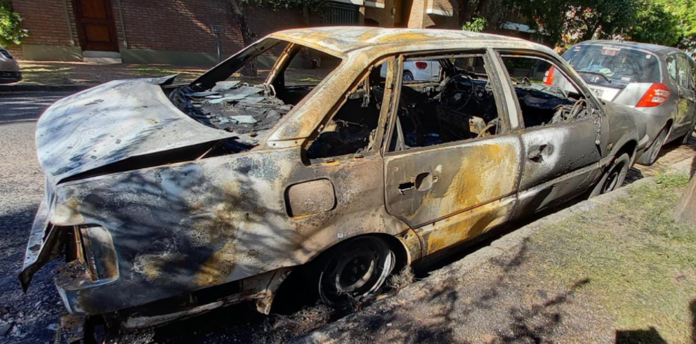 Al menos 6 autos fueron quemados durante la madrugada en Santa Fe | Información General