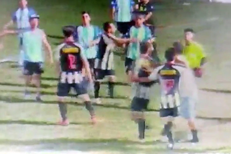 Video: trompadas y patadas en un partido de la Liga Sanlorencina | Deportes