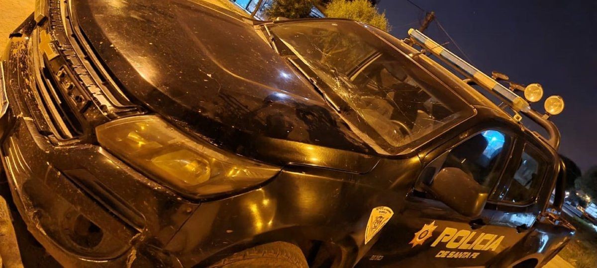 Atacaron a piedrazos un patrullero en una fiesta callejera | Rosario y la región