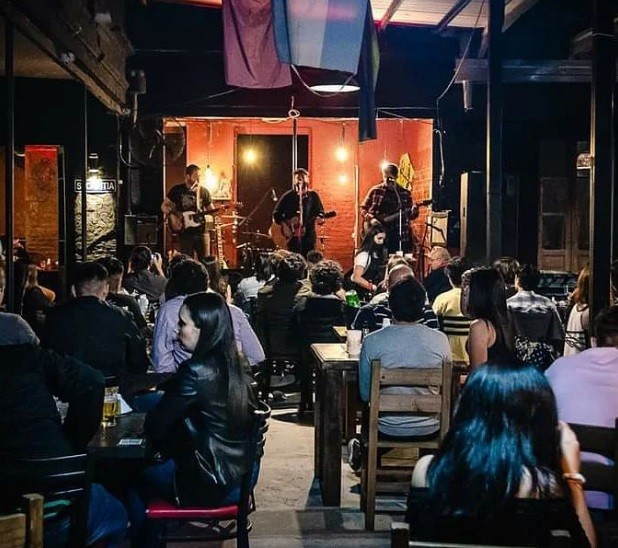 Indignante: vecinos arrojaron botellas de hielo desde un edificio a comensales de un bar | Información General