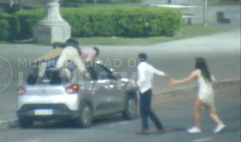 Piden la suspensión de conductor por llevar a sus amigos en el techo del auto en La Plata | Información General