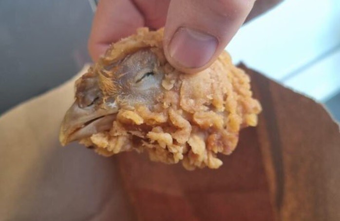 Pidió alitas de pollo y encontró la cabeza de la gallina | Tecnología