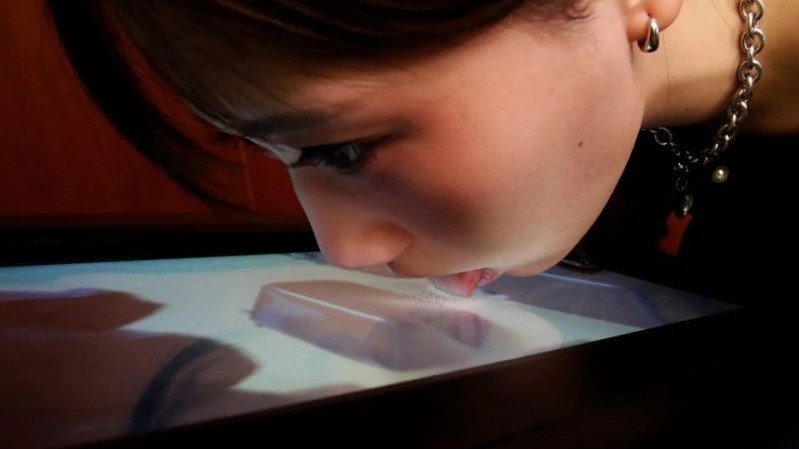 ¡Qué gusto verte! Un científico japonés creó una pantalla que se puede lamer para saborear lo que se está viendo | Tecnología