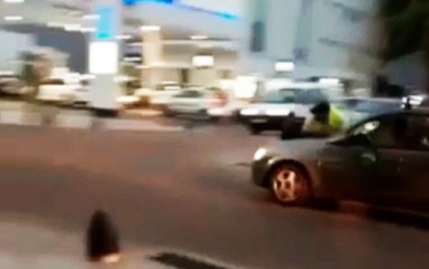 Video: llevó a un inspector de tránsito una cuadra sobre el capot y huyó | Tecnología