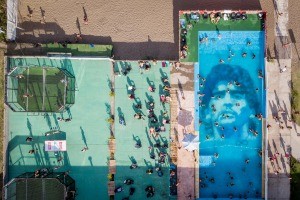 Homenaje subacuático a Diego Maradona en un balneario de Punta Mogotes | Tecnología