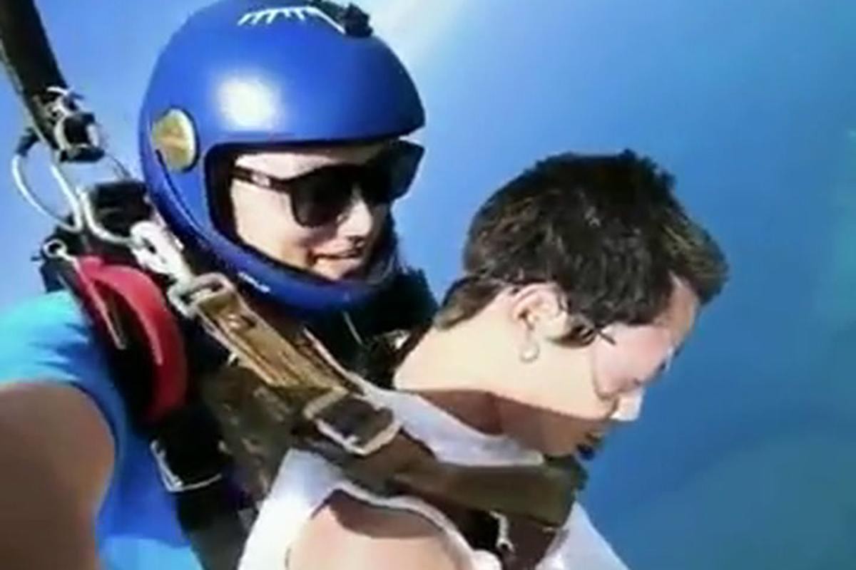 Paracaidista se desmayó en pleno salto, despertó y empezó a gritar del pánico | Tecnología
