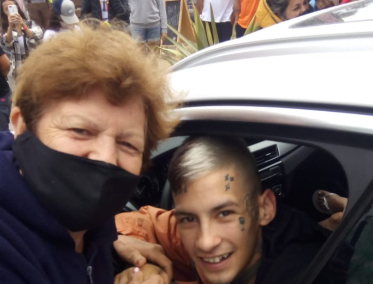 Una abuela se sacó una foto con L-Gante sin saber quién era: "Como se juntó mucha gente le pedí una" | Tecnología