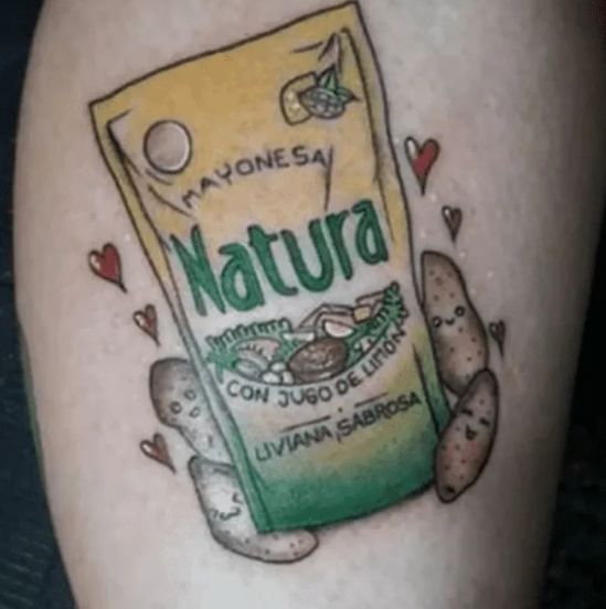 Estalló el debate: se tatuó el envase de una mayonesa en el brazo, ¿Real o fake? | Tecnología