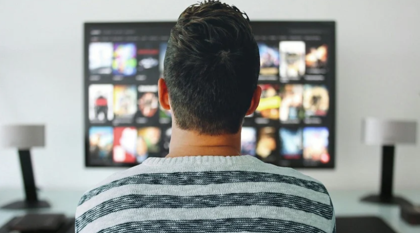 ¿Adiós a las maratones de series? Estudio señala que aumentan el riesgo de padecer una trombosis venosa grave | Información General