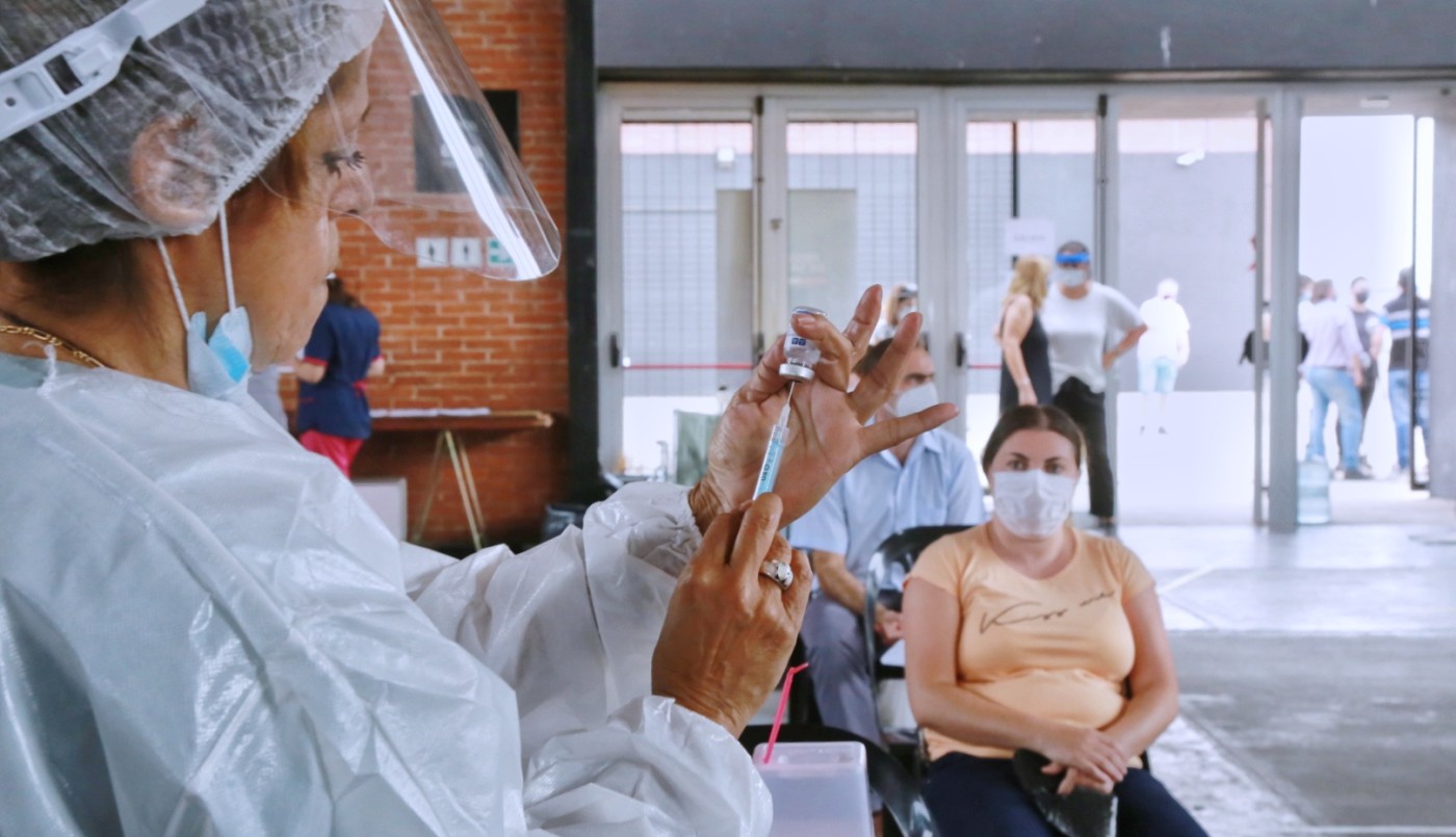 Aplicarán vacunas contra el covid sin turno previo a los mayores de 40 años en Rosario | Rosario y la región