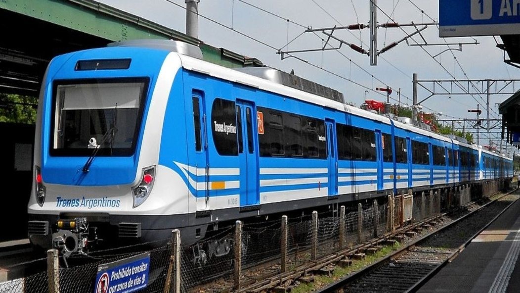 VIDEO: Ladrón arrebató celular a un policía por la ventana de un tren en movimiento | Tecnología
