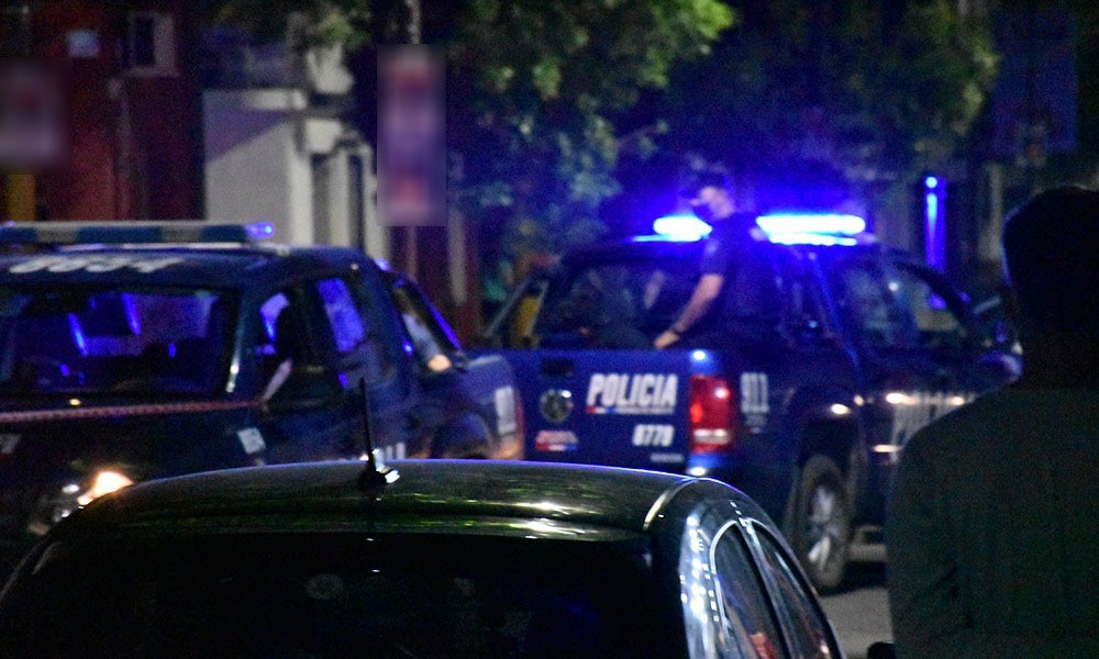 Motochorro huyó en contramano y atropelló a mujer tras robarse una mochila | Rosario y la región