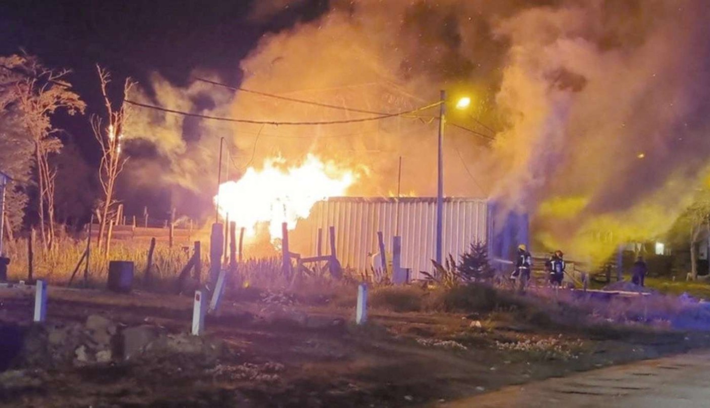 Tragedia en Ushuaia: los padres salieron a despedir a un amigo, se incendió la casa y murieron tres hijos | Información General