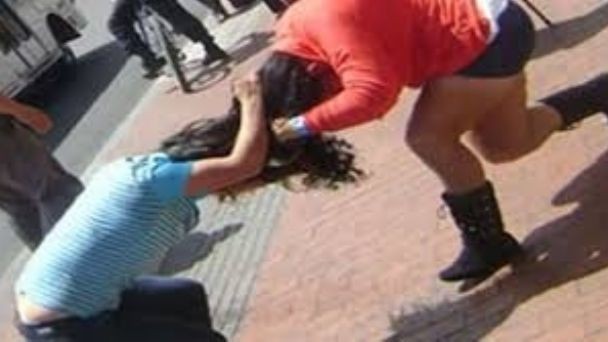 Dos madres se agarraron a cuchillazos por una pelea de sus hijas y terminaron presas | Información General