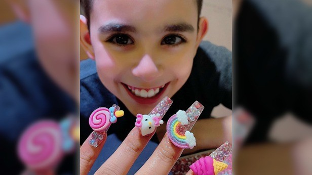 Un nene de 10 años hace manicuría para ayudar con la operación de su hermano | Tecnología