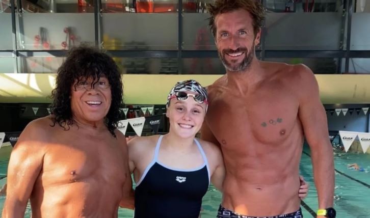 Meolans sorprendió a la nieta de la Mona Jiménez dentro de una pileta | Deportes