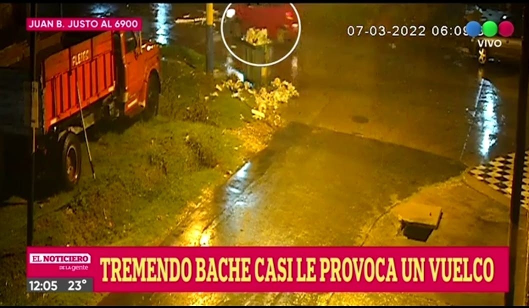Casi pierde el auto tras caer en un profundo bache | Rosario y la región