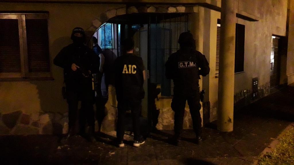 Dos detenidos con armas de guerra por atentados contra comisarías | Rosario y la región