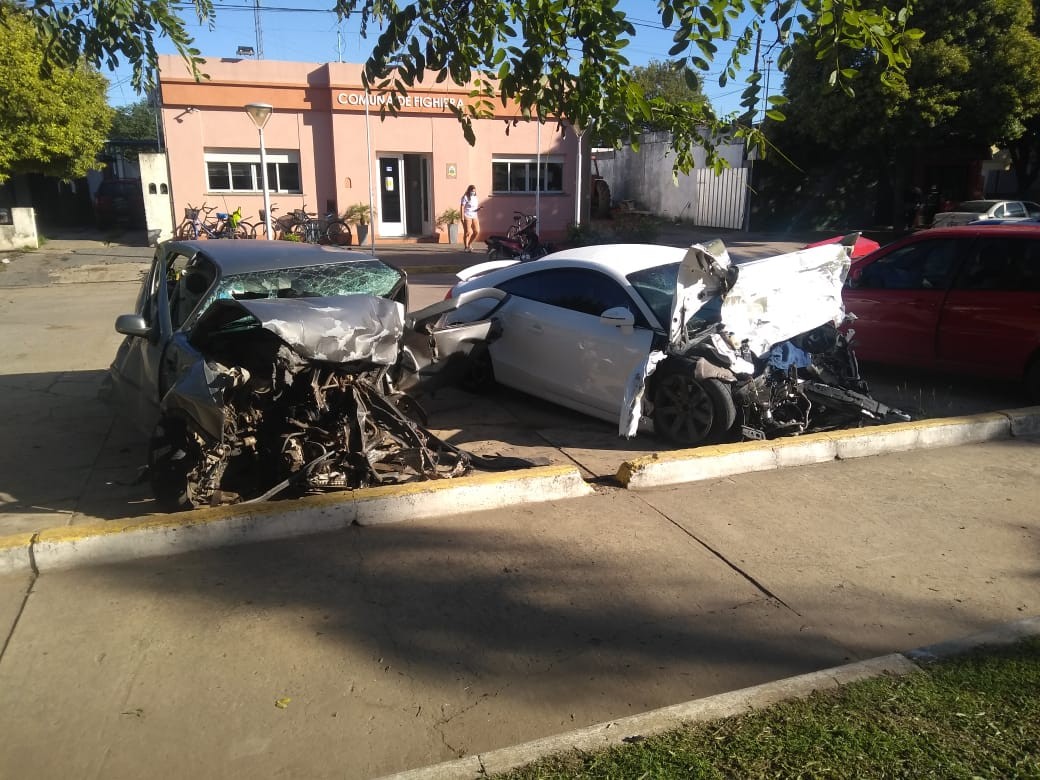 Una mujer murió y un joven pelea por su vida tras brutal choque en Fighiera | Rosario y la región