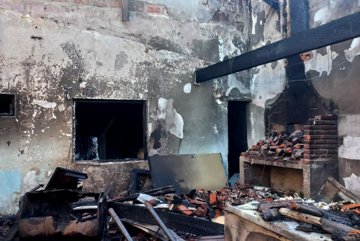 Discusión entre vecinos: uno lo amenazó de muerte con un cuchillo y el otro le incendió la casa | Información General