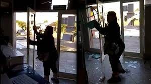 Brutal ataque de furia: una mujer destruyó el registro civil porque no atendían su reclamo | Información General