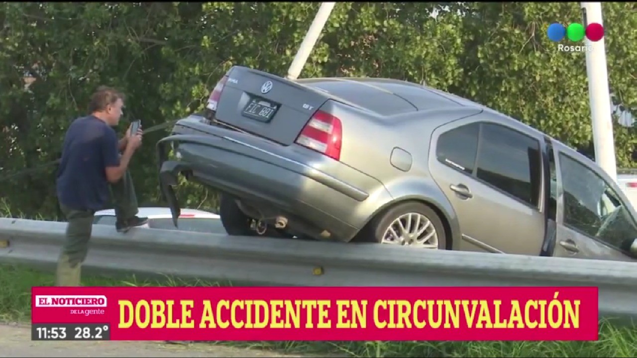 Fuerte choque entre un auto y una moto en Av. Circunvalación y Bv. Oroño | Rosario y la región