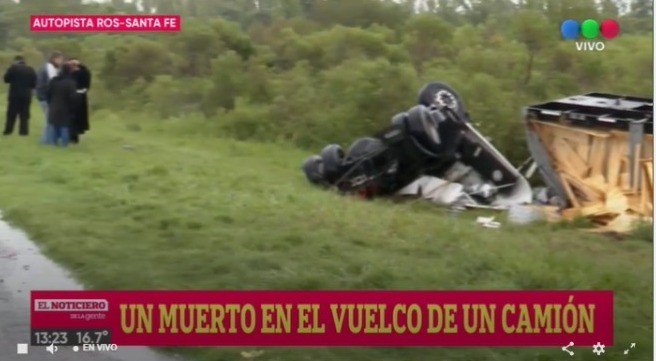 Un muerto y un herido tras el vuelco de un camión en la autopista a Santa Fe | Rosario y la región