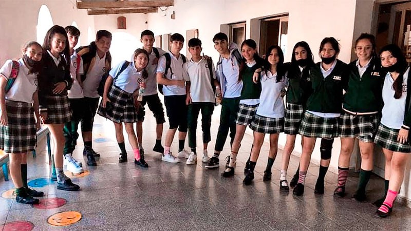 Hizo vestir a su curso con medias de distintos colores para homenajear a su tío con Síndrome de Down: "Es todo lo que está bien" | Información General