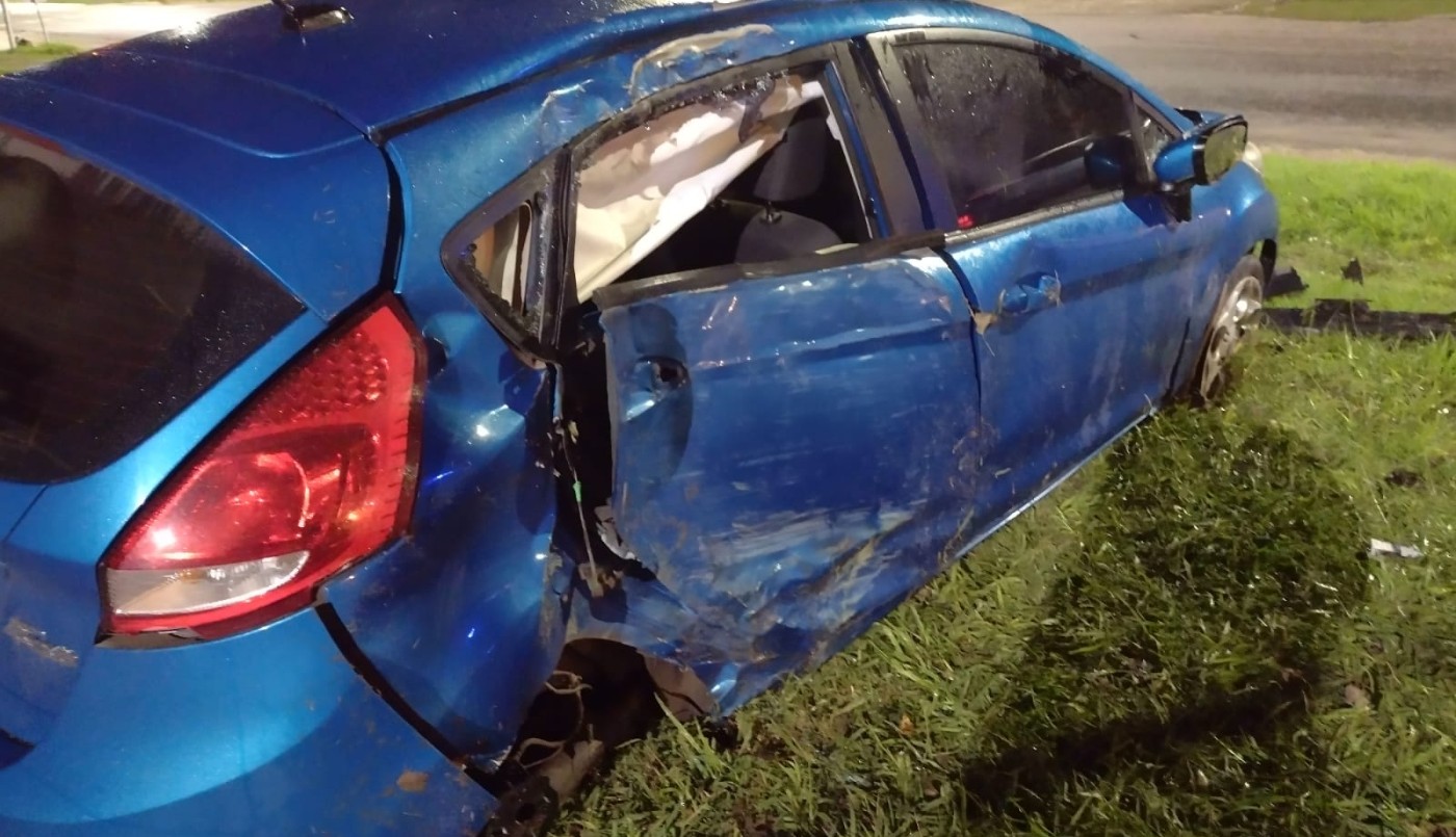 Amargura total: le prestó el auto a un amigo y se lo destruyó contra un árbol | Rosario y la región
