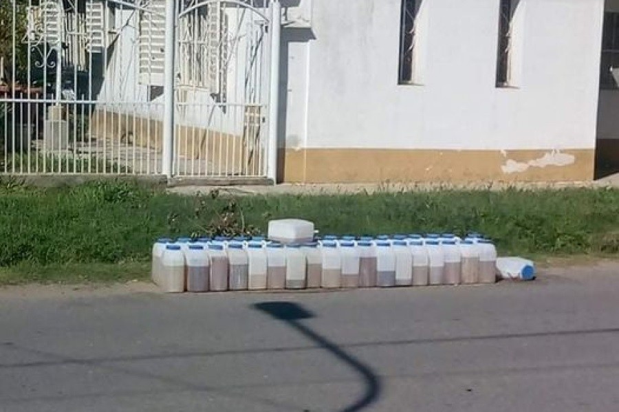 Un asco: denuncian la existencia de bidones llenos con orina en plena calle de Baigorria | Rosario y la región