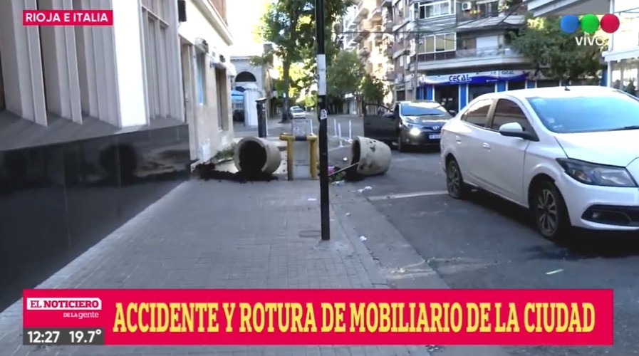 Accidente vial: un auto chocó unos maceteros en pleno centro | Rosario y la región