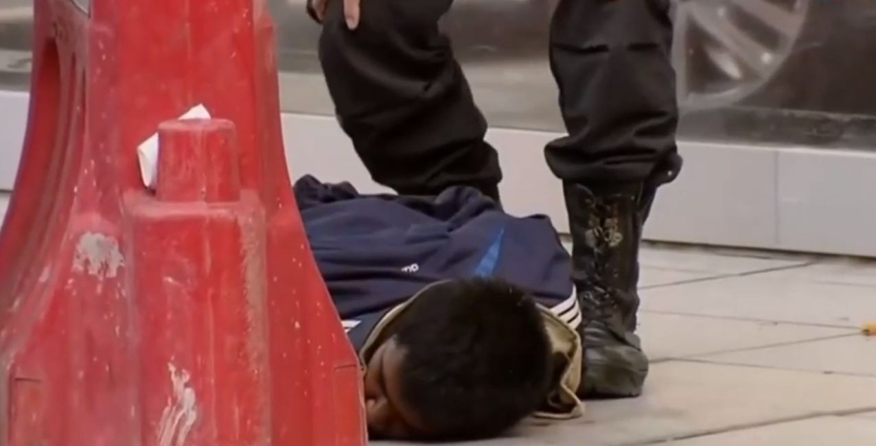 Un hombre atacó a una mujer policía, le robó el arma y abrió fuego en plena calle | Información General