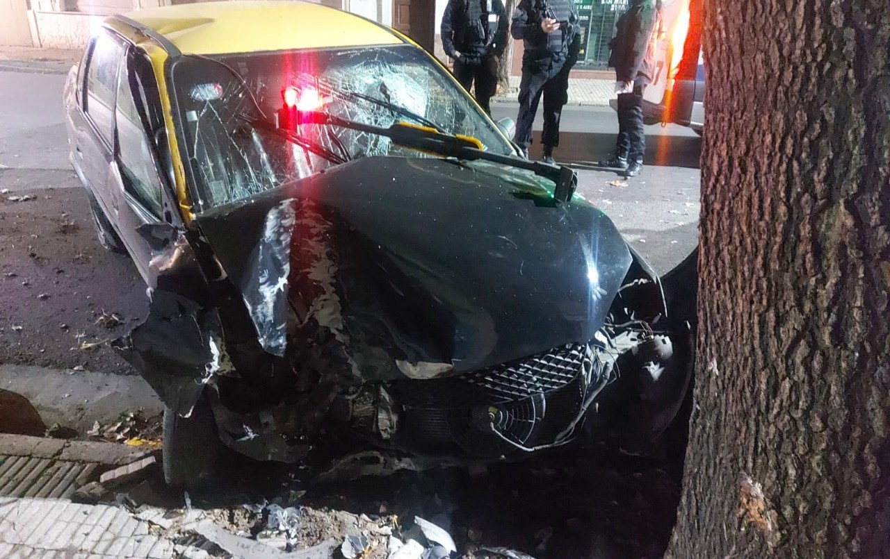Taxista se estampó contra un árbol y terminó con lesiones en el hospital | Rosario y la región