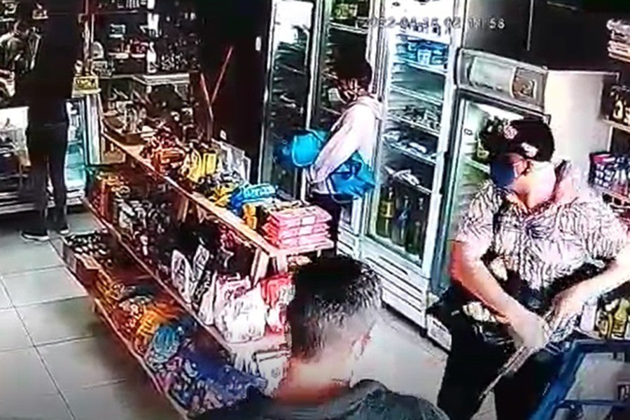 Video: clientes cuerpo a tierra en robo con ametralladora en minimarket | Rosario y la región