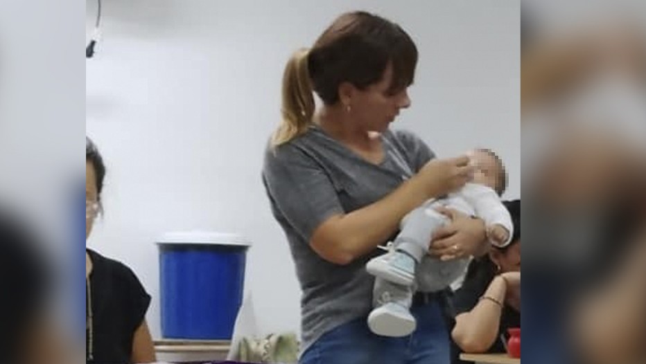 El gesto de la profesora que le dio la mamadera al bebé de su alumna en plena clase | Rosario y la región