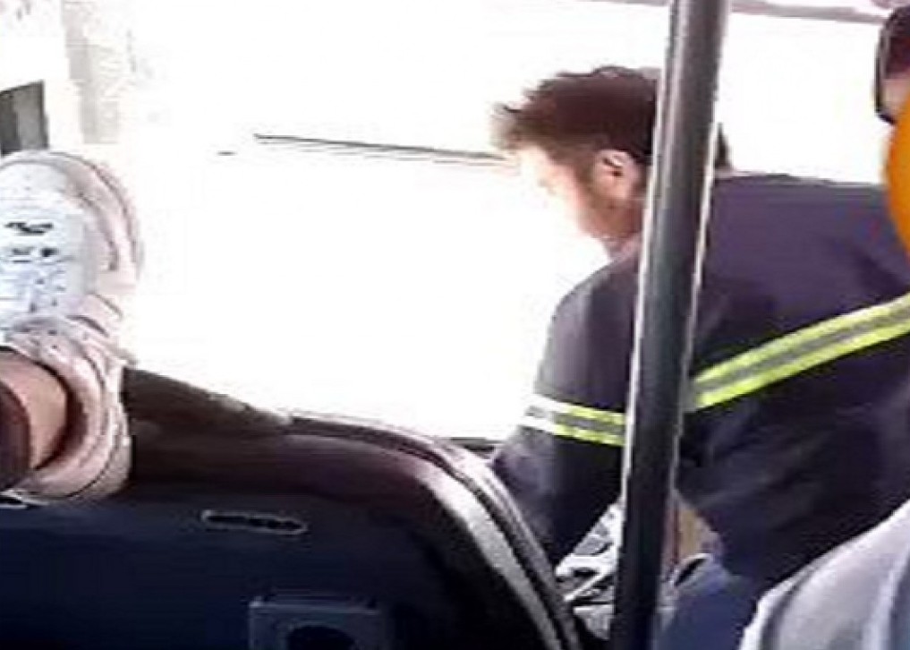 Un chofer de micro escolar le dejó manejar a un niño “por un capricho” y le sacaron la licencia | Información General