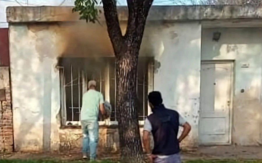 Tres nenes jugaban con un encendedor y prendieron fuego la casa | Rosario y la región