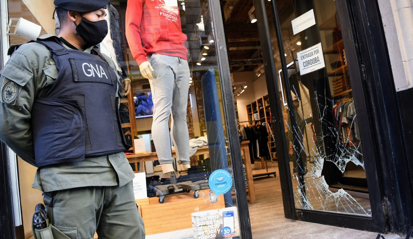 Rompieron vidrieras y se robaron indumentaria de un local en pleno centro | Rosario y la región