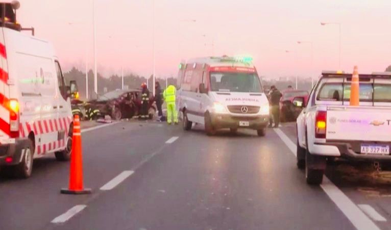 Impactante choque entres dos autos en la autopista Rosario-Córdoba | Rosario y la región